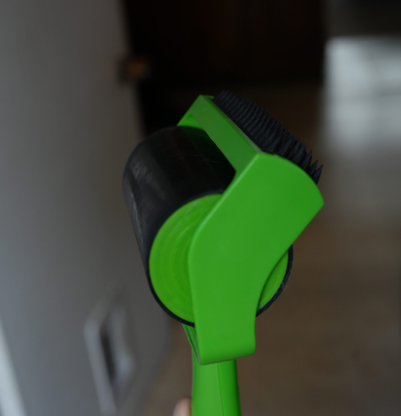 Sticky Buddy knockoff reusable rubber lint roller in green plastic with rubber roller and brush head